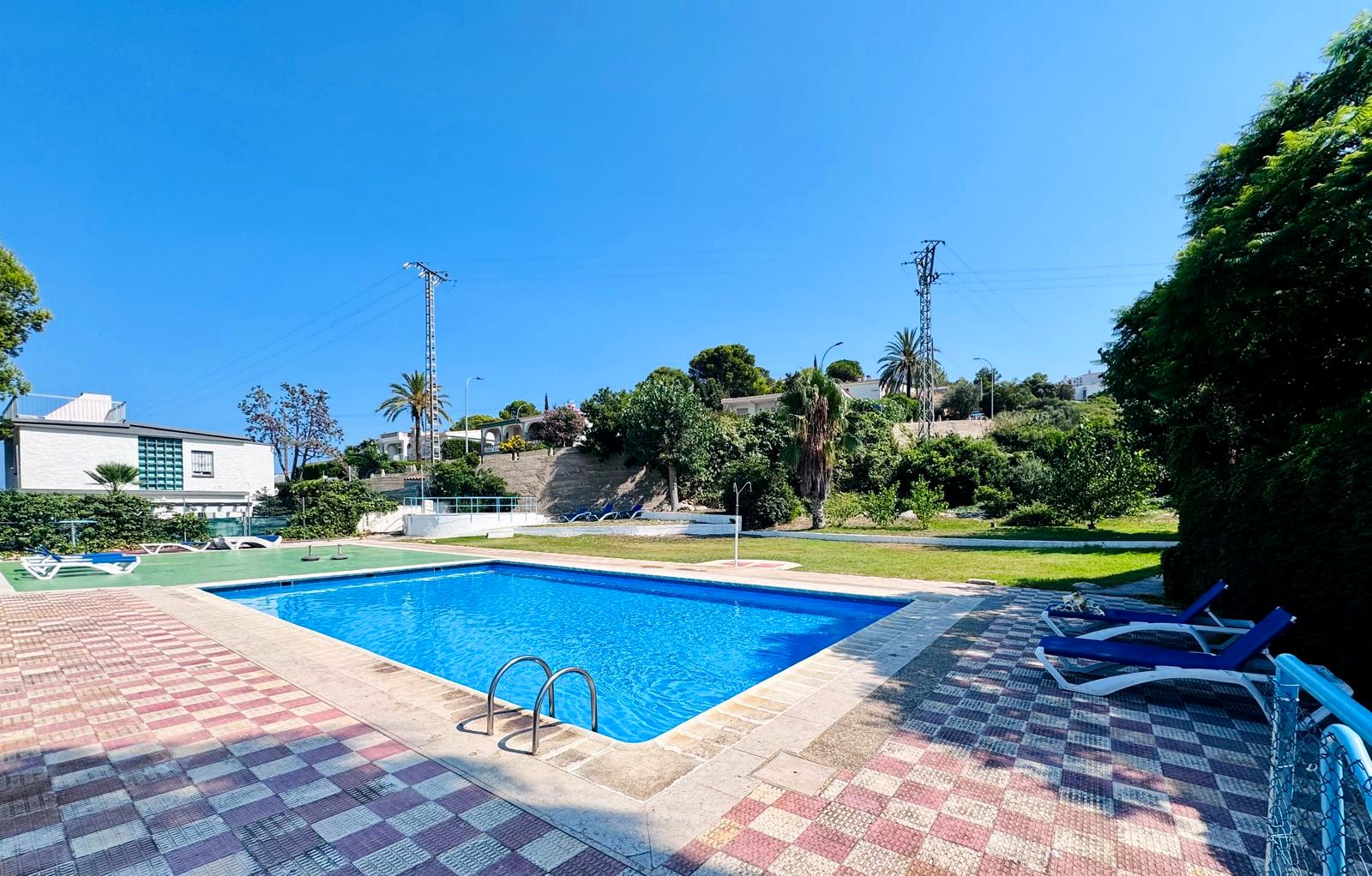 Piscina comunitaria y jardín de la urbanización de Las Terrazas