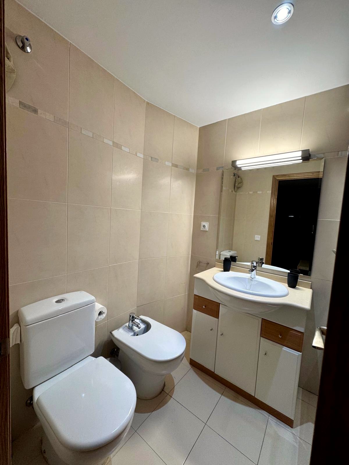 Segundo baño con bidé de Leo Apartamentos El Clero