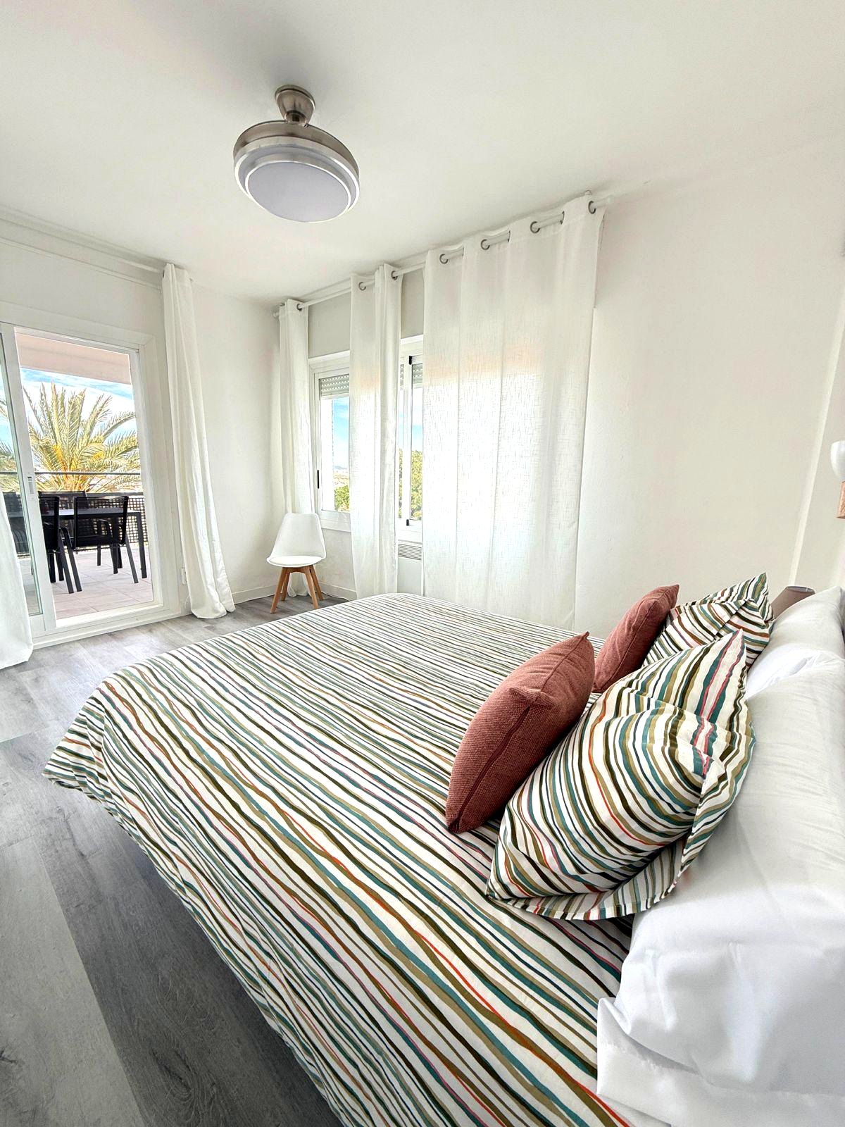 Dormitorio principal con salida a la terraza en Las Terrazas