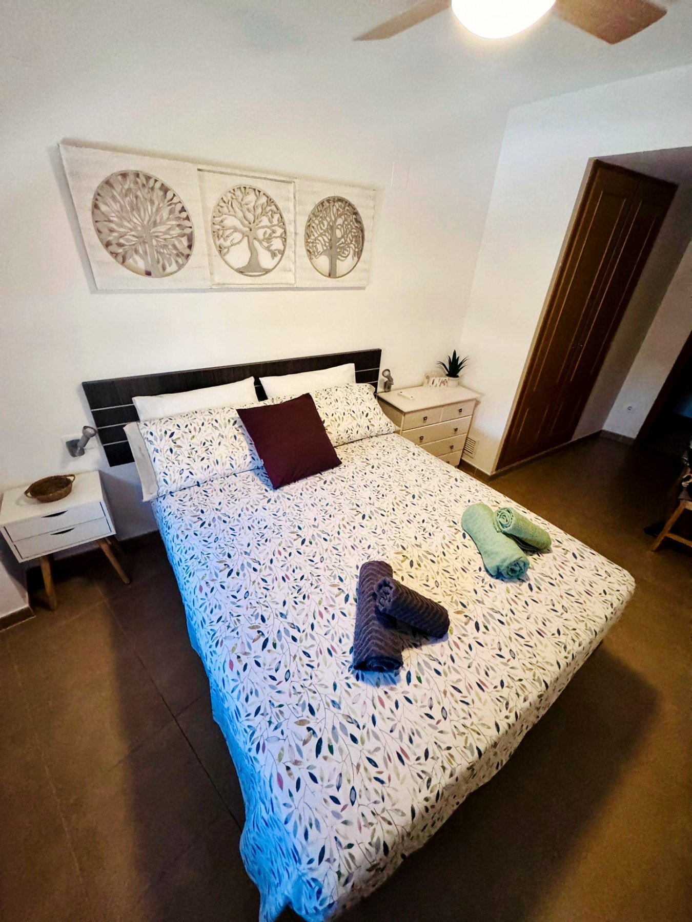Dormitorio principal con cama de matrimonio en El Clero