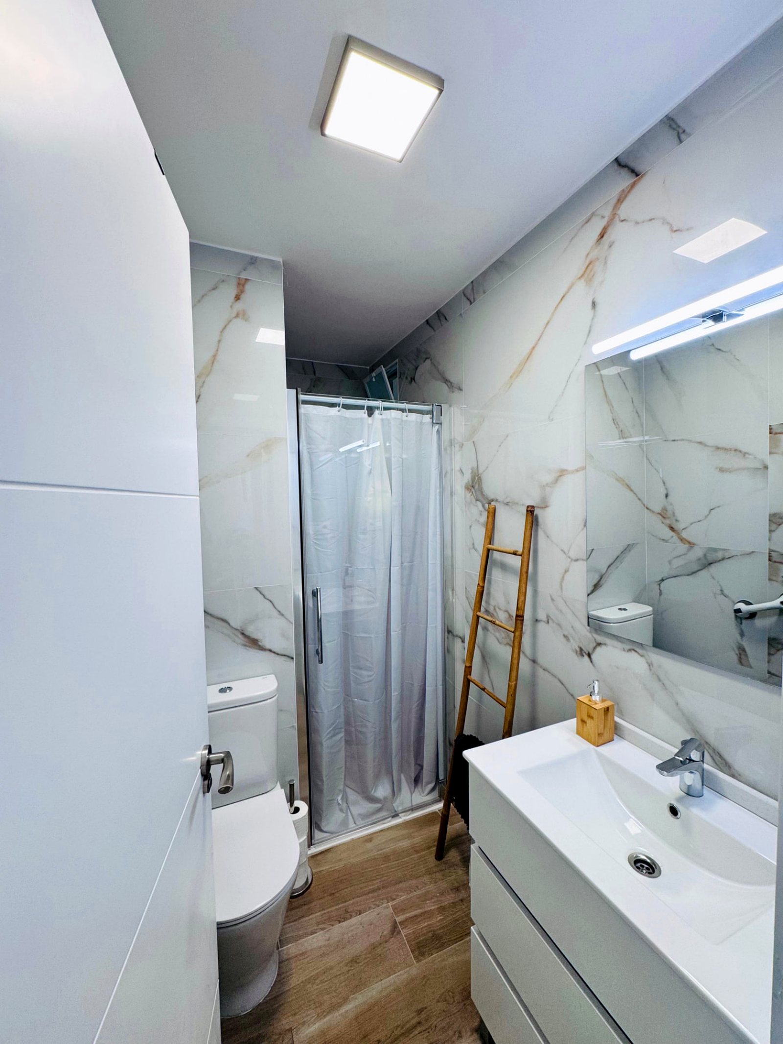 Segundo baño completo de Leo Apartamentos La Cova