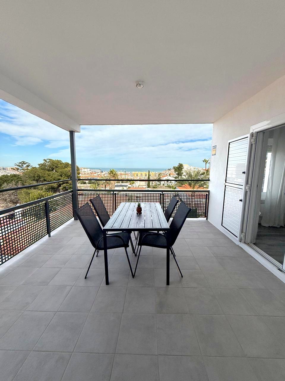 Terraza con mesa y vistas al mar de Leo Apartamentos Las Terrazas