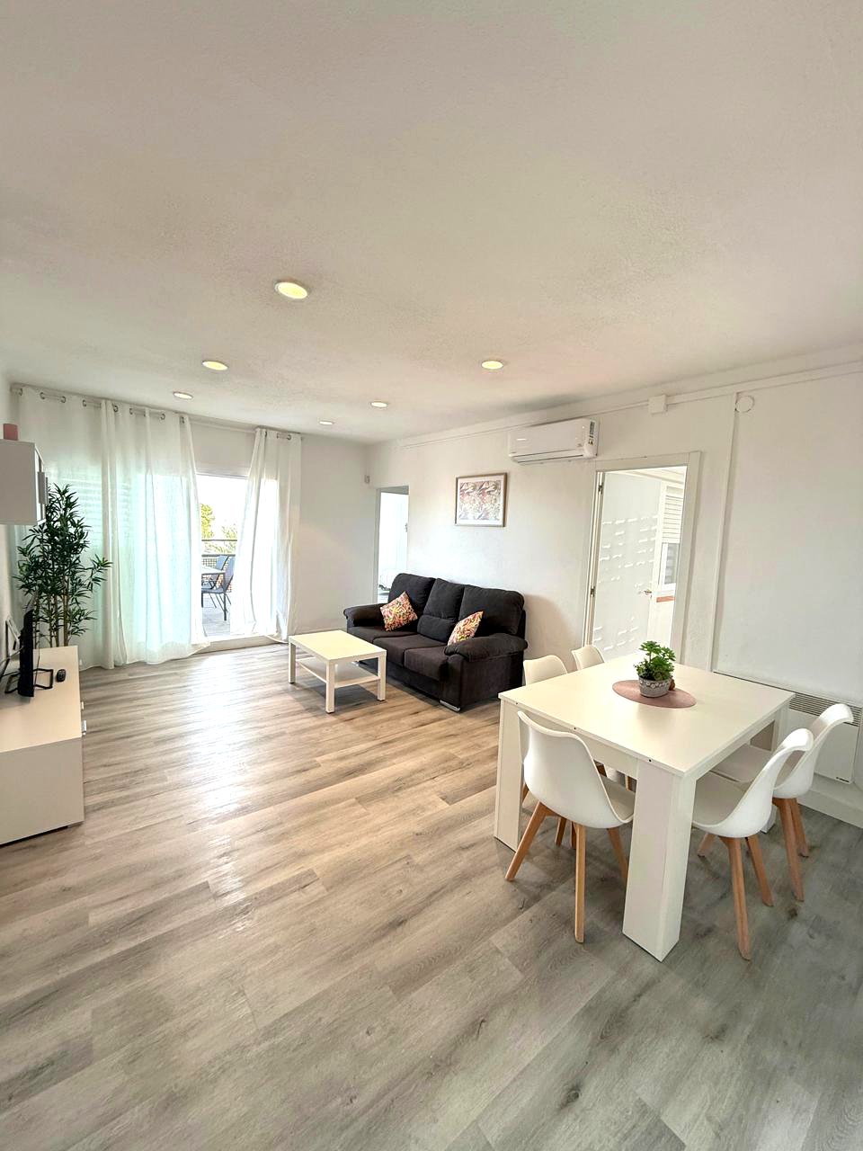 Salón comedor amplio de Leo Apartamentos Las Terrazas