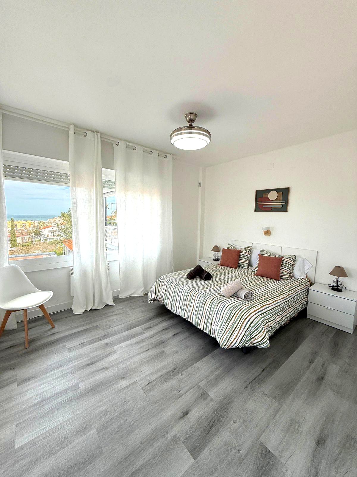 Dormitorio principal con vistas al mar en Las Terrazas