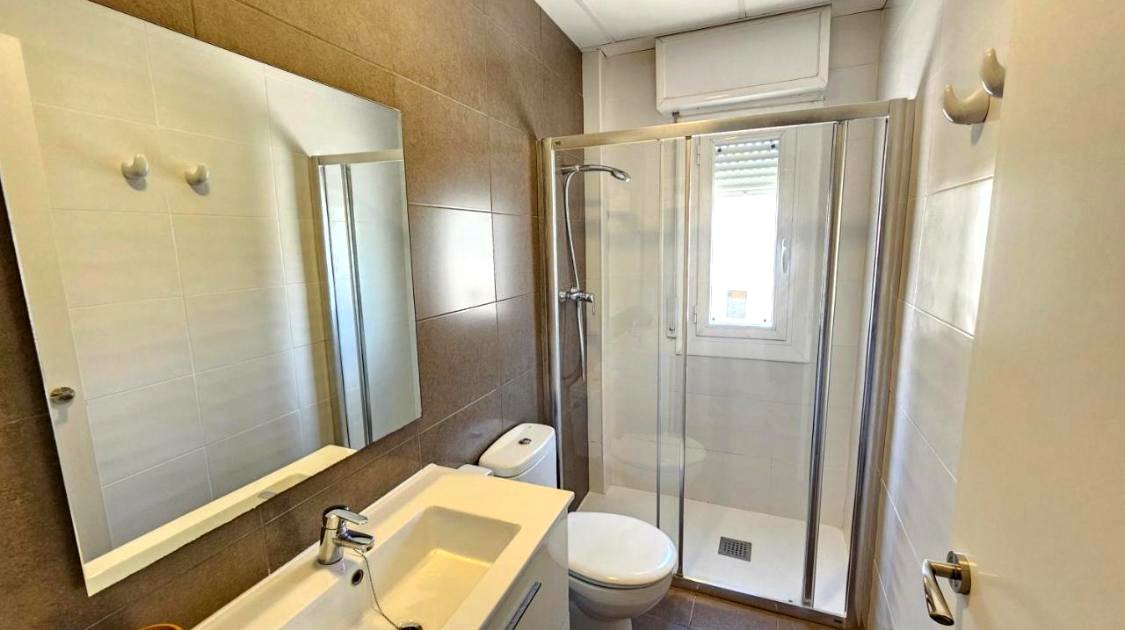 Baño con ducha de Leo Apartamentos Las Terrazas