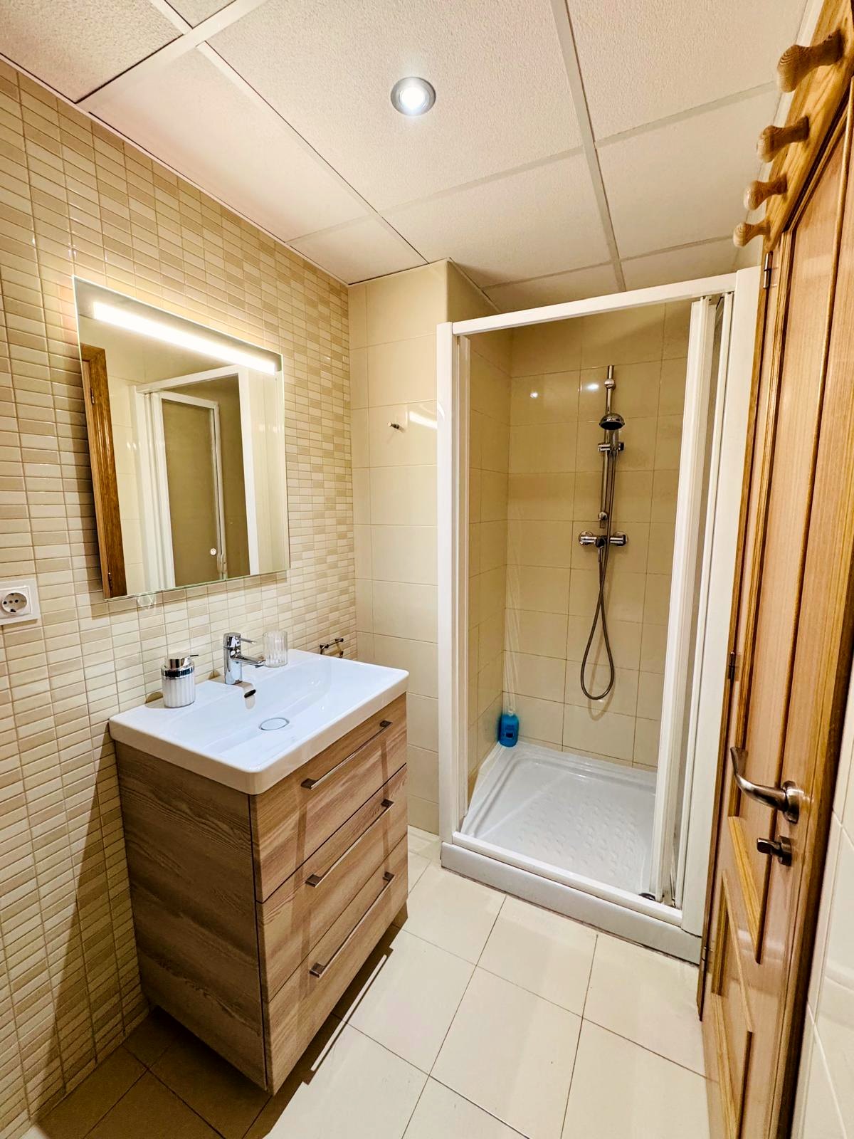 Baño con ducha de Leo Apartamentos El Clero