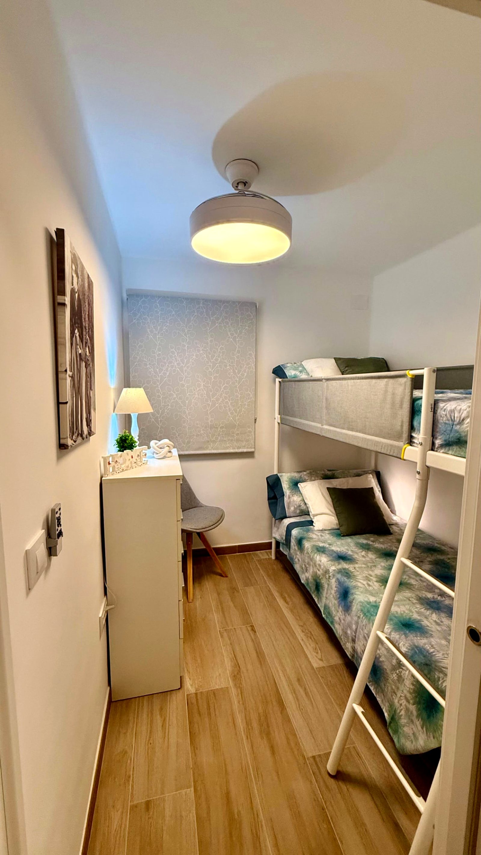 Segundo dormitorio con literas en Leo Apartamentos La Cova