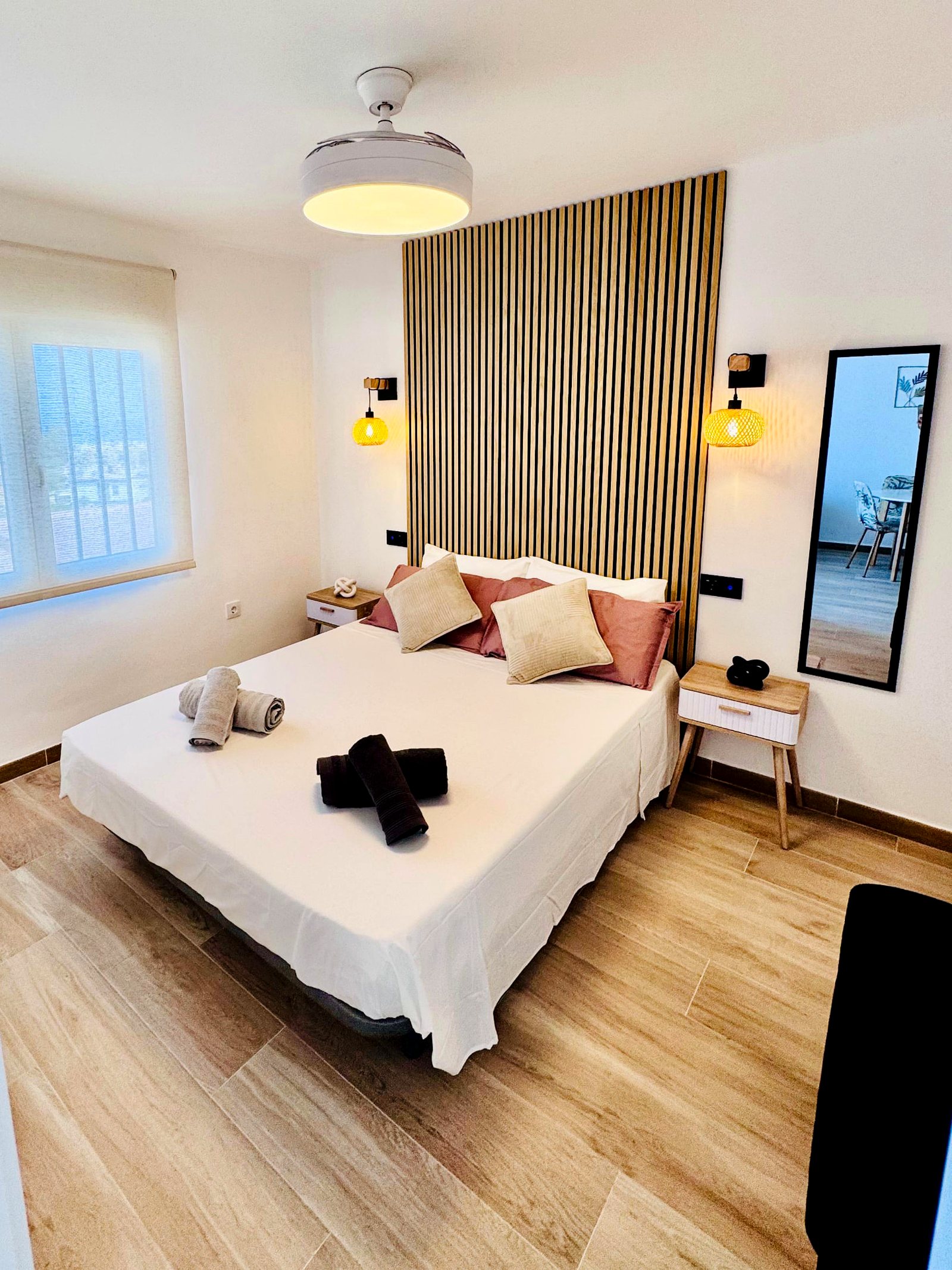 Dormitorio principal con cabecero de madera en La Cova