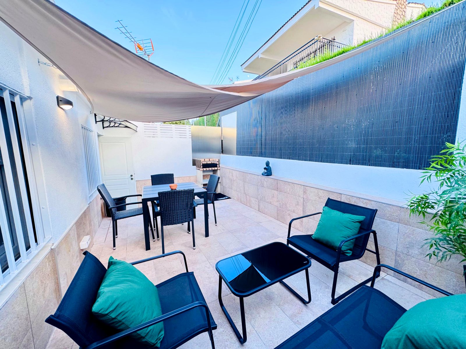 Patio terraza privado con barbacoa y zona chill out en La Cova